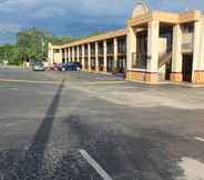 Exterior 5 Tampa Inn - Near Busch Gardens