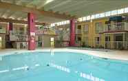 Swimming Pool 5 Quality Inn & Suites