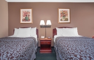 Bedroom 4 Days Inn by Wyndham Dublin GA