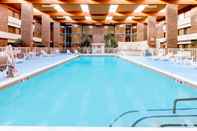 สระว่ายน้ำ Ramada Hotel & Conference Center by Wyndham Lansing