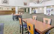 Restaurant 4 Ramada Hotel & Conference Center by Wyndham Lansing