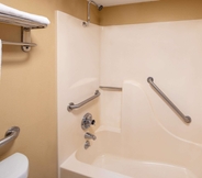 In-room Bathroom 3 Days Inn by Wyndham Tupelo