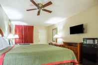 Bedroom Rodeway Inn Delano