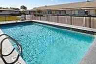 Swimming Pool Studio 6 Suites Hinesville, GA