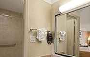 In-room Bathroom 7 Studio 6 Suites Hinesville, GA