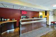 Lobi Red Roof Inn Louisville Expo Airport