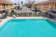 Swimming Pool La Quinta Inn by Wyndham Fort Myers Central