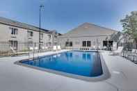 Kolam Renang Country Inn & Suites by Radisson, Wichita East, KS