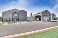 Bangunan Country Inn & Suites by Radisson, Wichita East, KS