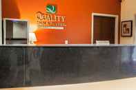 Lobby Quality Inn & Suites
