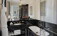 Toilet Kamar 3 The St. Regis Rome