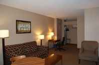 Common Space Quality Inn & Suites P.E. Trudeau Airport