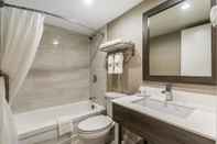 In-room Bathroom Comfort Inn Barrie