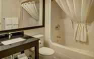 In-room Bathroom 2 Comfort Inn Belleville