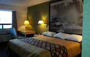 Bedroom 6 Super 8 by Wyndham Niagara Falls North