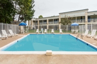 Kolam Renang Days Inn by Wyndham Fredericksburg North