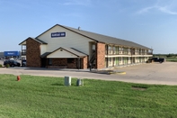 Exterior Days Inn by Wyndham Pratt