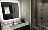 Toilet Kamar 6 Baymont by Wyndham Topeka