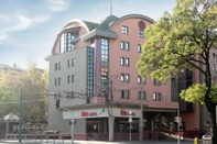 Exterior ibis Budapest Heroes Square