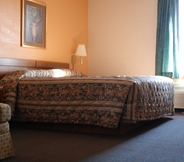 Bedroom 5 State Line Inn