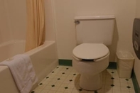 In-room Bathroom State Line Inn
