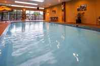 สระว่ายน้ำ Best Western Plus Landing View Inn & Suites