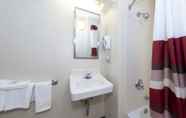 In-room Bathroom 5 Red Roof Inn Tinton Falls - Jersey Shore