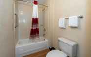 In-room Bathroom 3 Red Roof Inn Tinton Falls - Jersey Shore