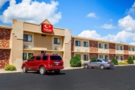 Exterior Econo Lodge Inn & Suites