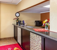 Lobby 3 Econo Lodge Inn & Suites