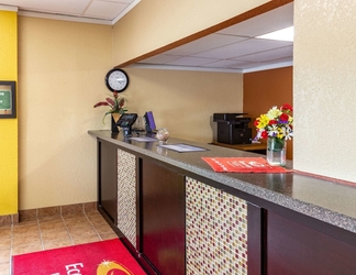 Lobby 2 Econo Lodge Inn & Suites