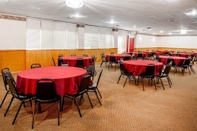 Functional Hall Econo Lodge Inn & Suites