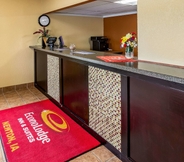 Lobby 5 Econo Lodge Inn & Suites