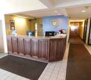 Lobby 6 Days Inn by Wyndham Johnson Creek