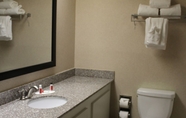 Toilet Kamar 3 Howard Johnson by Wyndham Lima