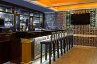 Bar, Kafe, dan Lounge Howard Johnson by Wyndham Niagara Falls