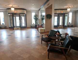 Lobby 2 Royal Inn and Suites