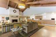 Lobby La Quinta Inn & Suites by Wyndham Redding