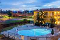 Swimming Pool La Quinta Inn & Suites by Wyndham Redding
