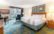 Bedroom 5 La Quinta Inn & Suites by Wyndham Redding