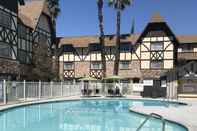 Swimming Pool Anaheim Majestic Garden Hotel