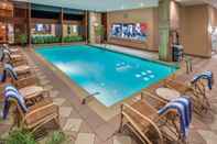 Swimming Pool Doubletree by Hilton Philadelphia Airport
