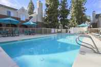 Kolam Renang Residence Inn by Marriott Bakersfield