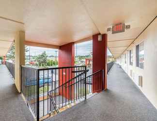 Lobby 2 Days Inn by Wyndham Federal Way