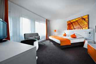 Bedroom 4 Wyndham Garden Düsseldorf City Centre Königsallee