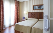 Bilik Tidur 3 Hotel ILUNION Alcora Sevilla