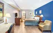Bedroom 5 Days Inn by Wyndham San Antonio Alamo/Riverwalk