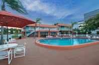 Swimming Pool Howard Johnson by Wyndham Clearwater / Dunedin