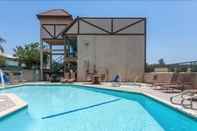 Swimming Pool Howard Johnson by Wyndham Norco