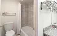 In-room Bathroom 5 Howard Johnson by Wyndham Norco